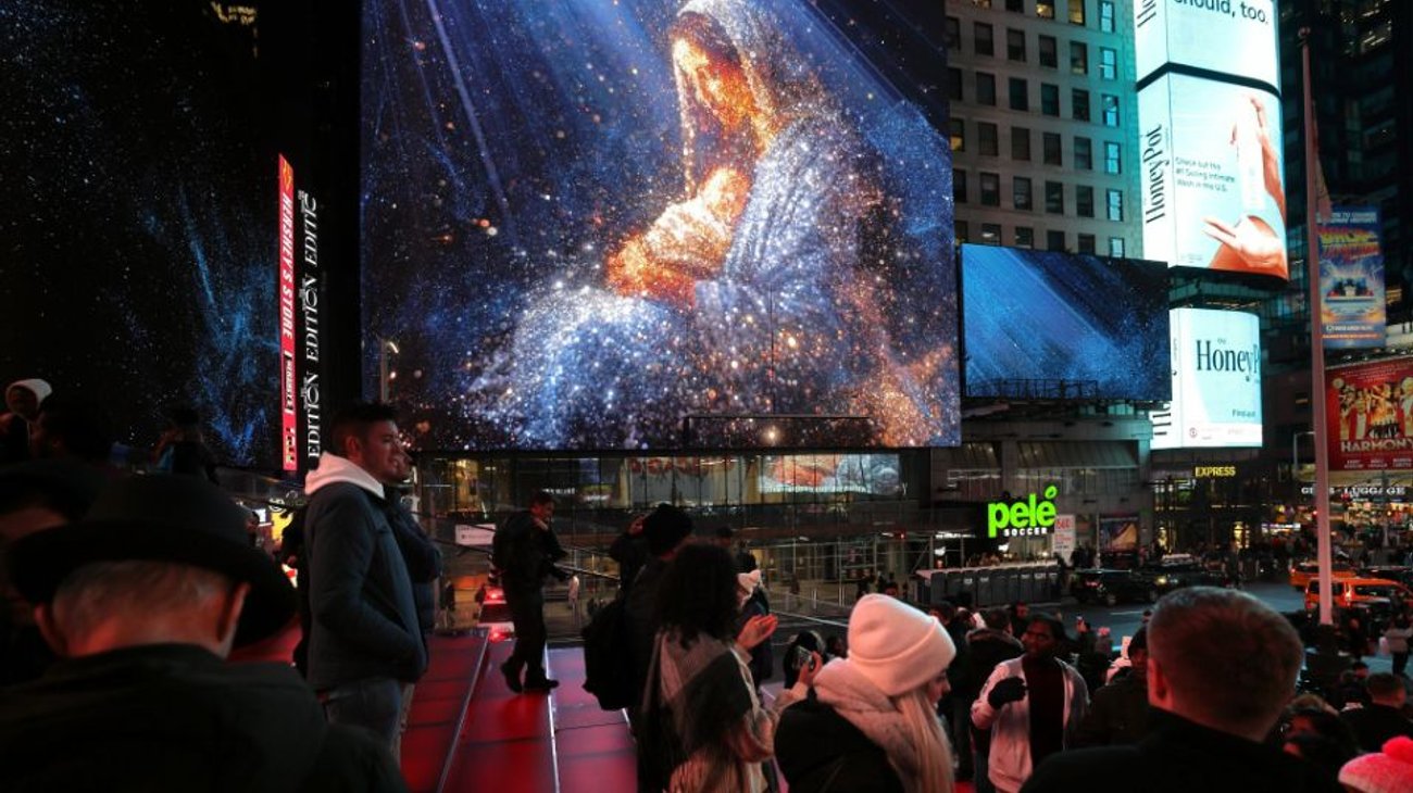 Un Momento Histórico en Nueva York: Times Square y la Quinta Avenida Resplandecen con un Mensaje Navideño sin Precedentes