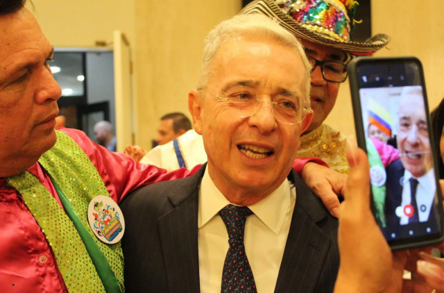 Álvaro Uribe: Reconocimiento en Florida y Vibrante Encuentro con sus Raíces al Bailar Mapalé en EE. UU