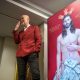 En la pintura exhibida durante la presentación, Salustiano García eligió representar la resurrección de Cristo con un enfoque particularmente vívido y gráfico. Aunque el artista afirmó que su intención era resaltar la belleza y la luminosidad asociadas con la Semana Santa, muchos miembros de la comunidad católica sintieron que la representación era demasiado explícita y carecía de respeto hacia un tema tan sagrado para ellos. La obra de García provocó una oleada de críticas y descontento en las redes sociales, donde los fieles expresaron su indignación y pidieron que se retirara la pintura de la exhibición. Algunos argumentaron que el enfoque visual elegido por el artista era inapropiado y no reflejaba adecuadamente la solemnidad y el respeto que merece la figura de Cristo en la iconografía religiosa. Este incidente ha avivado un debate más amplio sobre los límites del arte religioso y la libertad creativa. Mientras algunos defienden el derecho del artista a expresarse libremente, otros insisten en la importancia de tratar con sensibilidad los temas religiosos y respetar las creencias y sentimientos de las comunidades religiosas. En medio de esta controversia, la obra de Salustiano García ha generado un diálogo reflexivo sobre el papel del arte en la religión y la responsabilidad del artista al representar símbolos sagrados. A medida que la discusión continúa, queda por ver cómo se resolverá esta situación y qué lecciones se pueden extraer para futuras expresiones artísticas de temas religiosos.