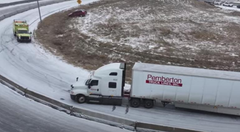 Caos en Memphis: Tormenta Invernal Transforma la Interestatal 55 en Pista de Hielo Peligrosa
