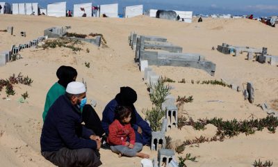 La historia de Mahmoud Amer y su familia refleja la cruda realidad que enfrentan muchos palestinos en la Franja de Gaza, donde la violencia y los desplazamientos son una constante. Después de haber sido desplazados repetidamente debido a las ofensivas militares israelíes, Amer y su familia han encontrado un lugar inesperado para refugiarse: cerca de un cementerio en Ráfah. Esta zona, con sus tumbas antiguas y recientes, se ha convertido en un oasis de relativa seguridad en medio del caos. Para Amer y su familia, este lugar representa una pausa momentánea en la constante amenaza de bombardeos y violencia. Sin embargo, la situación es desgarradora. La falta de alimentos y agua es una realidad diaria para ellos, agravada por el miedo constante a los ataques. Los niños juegan entre las tumbas, un recordatorio sombrío de la tragedia que rodea sus vidas. Para Amer, la guerra ha dejado una marca indeleble, una sensación de muerte omnipresente que lo persigue constantemente. Detrás de esta historia se encuentra el contexto de décadas de conflicto entre Israel y Palestina, con la Franja de Gaza como uno de los epicentros de esta lucha. Los ataques, desencadenados tanto por milicias palestinas como por la respuesta militar israelí, han dejado miles de muertos y han sumido a la población en un estado de desesperación y sufrimiento inimaginable. La historia de Amer y su familia es solo una entre las muchas tragedias que se viven a diario en Gaza, donde la vida cotidiana está marcada por la violencia, la pérdida y la lucha por la supervivencia. Mientras tanto, la búsqueda de una solución duradera al conflicto sigue siendo esquiva, dejando a las familias como la de Amer atrapadas en un ciclo interminable de sufrimiento y desesperanza.