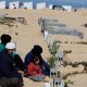 La historia de Mahmoud Amer y su familia refleja la cruda realidad que enfrentan muchos palestinos en la Franja de Gaza, donde la violencia y los desplazamientos son una constante. Después de haber sido desplazados repetidamente debido a las ofensivas militares israelíes, Amer y su familia han encontrado un lugar inesperado para refugiarse: cerca de un cementerio en Ráfah. Esta zona, con sus tumbas antiguas y recientes, se ha convertido en un oasis de relativa seguridad en medio del caos. Para Amer y su familia, este lugar representa una pausa momentánea en la constante amenaza de bombardeos y violencia. Sin embargo, la situación es desgarradora. La falta de alimentos y agua es una realidad diaria para ellos, agravada por el miedo constante a los ataques. Los niños juegan entre las tumbas, un recordatorio sombrío de la tragedia que rodea sus vidas. Para Amer, la guerra ha dejado una marca indeleble, una sensación de muerte omnipresente que lo persigue constantemente. Detrás de esta historia se encuentra el contexto de décadas de conflicto entre Israel y Palestina, con la Franja de Gaza como uno de los epicentros de esta lucha. Los ataques, desencadenados tanto por milicias palestinas como por la respuesta militar israelí, han dejado miles de muertos y han sumido a la población en un estado de desesperación y sufrimiento inimaginable. La historia de Amer y su familia es solo una entre las muchas tragedias que se viven a diario en Gaza, donde la vida cotidiana está marcada por la violencia, la pérdida y la lucha por la supervivencia. Mientras tanto, la búsqueda de una solución duradera al conflicto sigue siendo esquiva, dejando a las familias como la de Amer atrapadas en un ciclo interminable de sufrimiento y desesperanza.
