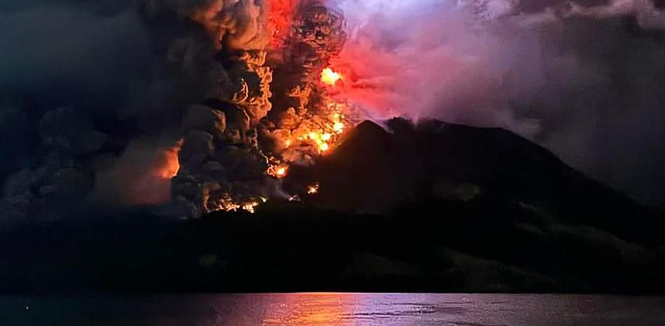 Emergencia en Indonesia: Erupción del Volcán Ruang Desencadena Evacuaciones y Alerta de Tsunami