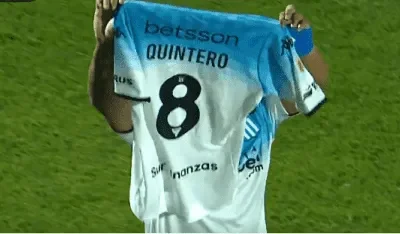 Roger Martínez Brilló en la Cancha y en el Corazón: Dedicatoria Especial a Juanfer Quintero