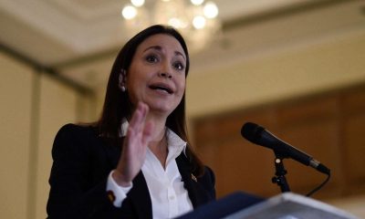 La líder opositora venezolana considera que la alianza de Petro, Lula y AMLO podría abrir vías para una solución política en Venezuela. Noticia reescrita: María Corina Machado, destacada líder opositora en Venezuela, afirmó que no descarta la posibilidad de que la colaboración entre los presidentes de Colombia, Brasil y México pueda generar avances significativos en la crisis política que enfrenta Venezuela. Esta crisis se ha intensificado tras las controvertidas elecciones presidenciales que ratificaron a Nicolás Maduro en el poder, según el Consejo Nacional Electoral (CNE). Machado ve en los acercamientos de Gustavo Petro (Colombia), Luiz Inácio Lula da Silva (Brasil) y Andrés Manuel López Obrador (México) una oportunidad para abrir espacios de diálogo, considerando que estos tres mandatarios mantienen buenas relaciones con Maduro. “No descarto que esta iniciativa pueda establecer una negociación clara y efectiva”, mencionó Machado, sugiriendo que podrían involucrarse otros países en el proceso. La líder opositora subrayó que estos presidentes tienen canales de comunicación únicos con el régimen de Maduro y han mantenido una postura prudente, lo cual podría facilitar la interlocución. Además, destacó que Maduro se encuentra cada vez más aislado tanto dentro como fuera de Venezuela, contando con el respaldo de un círculo reducido, principalmente de la alta cúpula militar. Machado reiteró su disposición a entablar una negociación basada en el respeto a la soberanía popular expresada en las elecciones del 28 de julio y en el reconocimiento de la verdad.