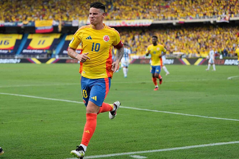 James Rodríguez lideró la victoria de Colombia contra Argentina en las Eliminatorias al Mundial 2026, igualando récords históricos y posicionándose como uno de los máximos goleadores y asistentes colombianos. Reescritura de la noticia (200 palabras): Este martes, la Selección Colombia se cobró revancha tras la final de la Copa América y derrotó 2-1 a Argentina en la octava fecha de las Eliminatorias al Mundial 2026 en Barranquilla. La estrella del partido fue James Rodríguez, quien dejó su huella con una actuación memorable. Al minuto 24, el ‘10’ colombiano demostró su calidad con un centro perfecto desde su pierna izquierda, el cual fue aprovechado por Yerson Mosquera, que de cabeza venció al arquero argentino Emiliano ‘Dibu’ Martínez. Más tarde, al minuto 60, James convirtió un penal tras una falta de Nicolás Otamendi, consolidando el 2-1 definitivo. Además de brillar en el marcador, James alcanzó importantes hitos históricos. Con la asistencia a Mosquera, superó a Carlos ‘Pibe’ Valderrama como el máximo asistente colombiano en las Eliminatorias Mundialistas. Pero eso no es todo, con su penal, igualó a Radamel Falcao García como el máximo goleador colombiano en estas competiciones, alcanzando la cifra de 13 goles. Finalmente, James se colocó como el cuarto jugador con más asistencias en la historia de las Eliminatorias Sudamericanas, detrás de grandes nombres como Neymar, Alexis Sánchez y Luis Suárez.