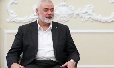 El Ejército israelí eliminó a Rawhi Mushtaha, figura clave del buró político de Hamás, junto a otros altos mandos en un ataque aéreo contra un complejo subterráneo en la Franja de Gaza. Reescritura de la noticia (200 palabras mínimo): El Ejército israelí confirmó la muerte de Rawhi Mushtaha, jefe de gobierno de Hamás en la Franja de Gaza, en un ataque aéreo realizado este jueves. Mushtaha, descrito como una de las figuras más influyentes en el buró político de Hamás, fue abatido en un bombardeo que también eliminó a otros dos altos cargos: Sameh al Siraj, responsable de seguridad del grupo, y Sami Oudeh, comandante del Mecanismo de Seguridad General, que es la policía interna de Hamás. El ataque ocurrió en un complejo subterráneo ubicado al norte de la Franja de Gaza, que, según el Ejército israelí, servía como centro de control y mando para los líderes del grupo islamista. Este complejo permitía a los líderes de Hamás mantenerse ocultos y continuar con sus actividades militares desde un lugar seguro. Mushtaha, mano derecha de Yahya Sinwar, líder de Hamás en Gaza, era una pieza clave en la toma de decisiones militares y en la organización de las fuerzas del grupo. Según las fuerzas israelíes, el jefe de gobierno de Hamás también participaba activamente en la dirección de las operaciones terroristas contra Israel. Por el momento, Hamás no ha emitido ningún comunicado oficial sobre las muertes, mientras las operaciones militares continúan en Gaza, Líbano y Siria.
