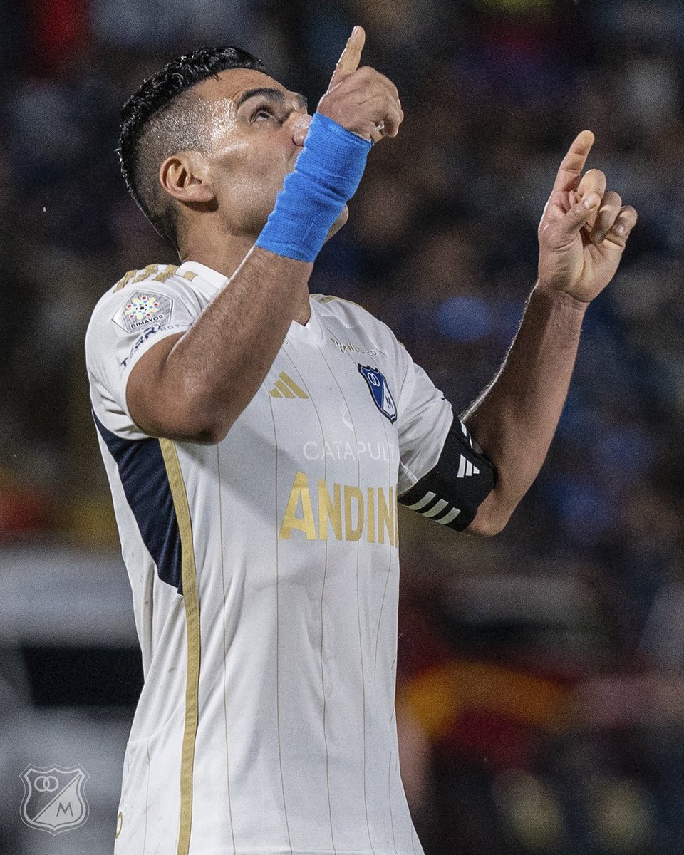 Con 347 goles, Falcao supera a Víctor Aristizábal y se consagra como el máximo anotador colombiano en la historia del fútbol, marcando un hito en la Liga BetPlay. Reescritura de la Noticia (200 palabras) Radamel Falcao García ha hecho historia al convertirse en el máximo goleador colombiano de todos los tiempos, alcanzando un récord impresionante de 347 goles. El momento histórico llegó en la última jornada de la Liga BetPlay, cuando Falcao anotó su segundo gol con la camiseta de Millonarios en la victoria 5-1 sobre Boyacá Chicó. El 'Tigre', quien entró desde el banco de suplentes, selló la abultada victoria del equipo capitalino, superando así a Víctor Aristizábal, quien anteriormente ostentaba el récord. Alberto Gamero, técnico de Millonarios, expresó su satisfacción por el logro de Falcao, destacando su esfuerzo constante para alcanzar esta hazaña. "Es un jugador que lo merecía, lo viene buscando, y la satisfacción no es solo para él, es para todos", comentó Gamero. El récord de Falcao ha generado algunas controversias, ya que Aristizábal ha señalado que no se le contabilizan dos goles marcados en partidos oficiales con la Selección Colombia en los años 90, ya que esos encuentros no cuentan con el aval de la FIFA. Sin embargo, para la mayoría de los expertos, Falcao se consolida como el máximo goleador indiscutible, mientras que otros jugadores, como Dayro Moreno y Carlos Bacca, lo siguen de cerca.