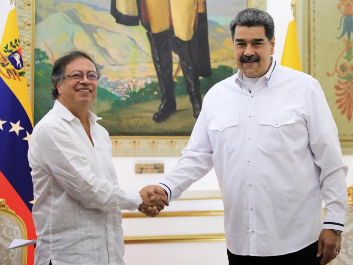 Colombia aún no confirma la asistencia del presidente Petro y exige transparencia en las actas de elección en Venezuela. Reescritura de la Noticia (200+ palabras): El presidente de Colombia, Gustavo Petro, ha recibido una invitación oficial para asistir a la toma de posesión de Nicolás Maduro, prevista para el próximo 10 de enero en Caracas. La invitación se ha extendido en medio de un contexto político sensible, ya que las elecciones en Venezuela han generado inquietudes y debates internacionales. A pesar de recibir la invitación, el gobierno colombiano aún no ha confirmado la participación de Petro en el evento. Desde el Ejecutivo colombiano, se ha enfatizado la importancia de la transparencia en las actas de elección venezolanas, un punto que se considera crucial para legitimar el proceso electoral en el país vecino. La solicitud de transparencia responde a preocupaciones sobre la validez y claridad del proceso electoral llevado a cabo en Venezuela. La relación entre Colombia y Venezuela ha sido históricamente compleja, pero desde la llegada de Petro al poder, ha habido intentos por fortalecer la diplomacia y el diálogo entre ambos países. La posible asistencia de Petro a la toma de posesión de Maduro podría marcar un nuevo capítulo en las relaciones bilaterales, siempre que las demandas de transparencia sean abordadas satisfactoriamente por el gobierno venezolano. La decisión final del gobierno colombiano sobre la asistencia a este evento se espera en los próximos días, mientras se aguarda más información sobre el proceso electoral en Venezuela.