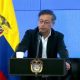El presidente Gustavo Petro señala el conflicto entre ELN y disidencias de las Farc como una de las mayores tragedias contemporáneas y pide respuestas a las fuerzas militares. Durante el lanzamiento de la Línea 157 Anticorrupción este martes en Bogotá, el presidente Gustavo Petro abordó la crisis humanitaria en el Catatumbo, marcada por los enfrentamientos entre el ELN y una disidencia de las Farc. El mandatario calificó los hechos como “pavorosos” y los relacionó con un fracaso estructural de la nación. Petro comparó la situación con los eventos más dramáticos de la violencia liberal-conservadora en Colombia, destacando la falta de información oportuna sobre los movimientos del ELN desde Arauca hasta Norte de Santander. “Este conflicto muestra un crecimiento inexplicable en la fuerza técnica y militar del ELN”, afirmó, cuestionando las capacidades de las autoridades para prever estas acciones. El presidente también reflexionó sobre cómo la “codicia desenfrenada” ha reemplazado los ideales revolucionarios, generando más violencia. Según Petro, solo superando esta codicia se podrá garantizar la seguridad de la humanidad. A pesar de la gravedad del conflicto, Petro admitió que el Gobierno aún carece de cifras claras sobre las víctimas mortales y los desplazados, reconociendo la dificultad de llegar a las zonas más afectadas.