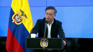El presidente Gustavo Petro señala el conflicto entre ELN y disidencias de las Farc como una de las mayores tragedias contemporáneas y pide respuestas a las fuerzas militares. Durante el lanzamiento de la Línea 157 Anticorrupción este martes en Bogotá, el presidente Gustavo Petro abordó la crisis humanitaria en el Catatumbo, marcada por los enfrentamientos entre el ELN y una disidencia de las Farc. El mandatario calificó los hechos como “pavorosos” y los relacionó con un fracaso estructural de la nación. Petro comparó la situación con los eventos más dramáticos de la violencia liberal-conservadora en Colombia, destacando la falta de información oportuna sobre los movimientos del ELN desde Arauca hasta Norte de Santander. “Este conflicto muestra un crecimiento inexplicable en la fuerza técnica y militar del ELN”, afirmó, cuestionando las capacidades de las autoridades para prever estas acciones. El presidente también reflexionó sobre cómo la “codicia desenfrenada” ha reemplazado los ideales revolucionarios, generando más violencia. Según Petro, solo superando esta codicia se podrá garantizar la seguridad de la humanidad. A pesar de la gravedad del conflicto, Petro admitió que el Gobierno aún carece de cifras claras sobre las víctimas mortales y los desplazados, reconociendo la dificultad de llegar a las zonas más afectadas.